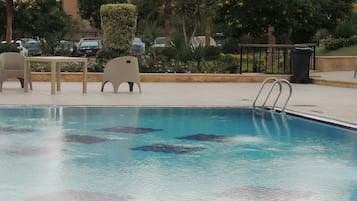 Kolam renang outdoor, dengan payung kolam renang