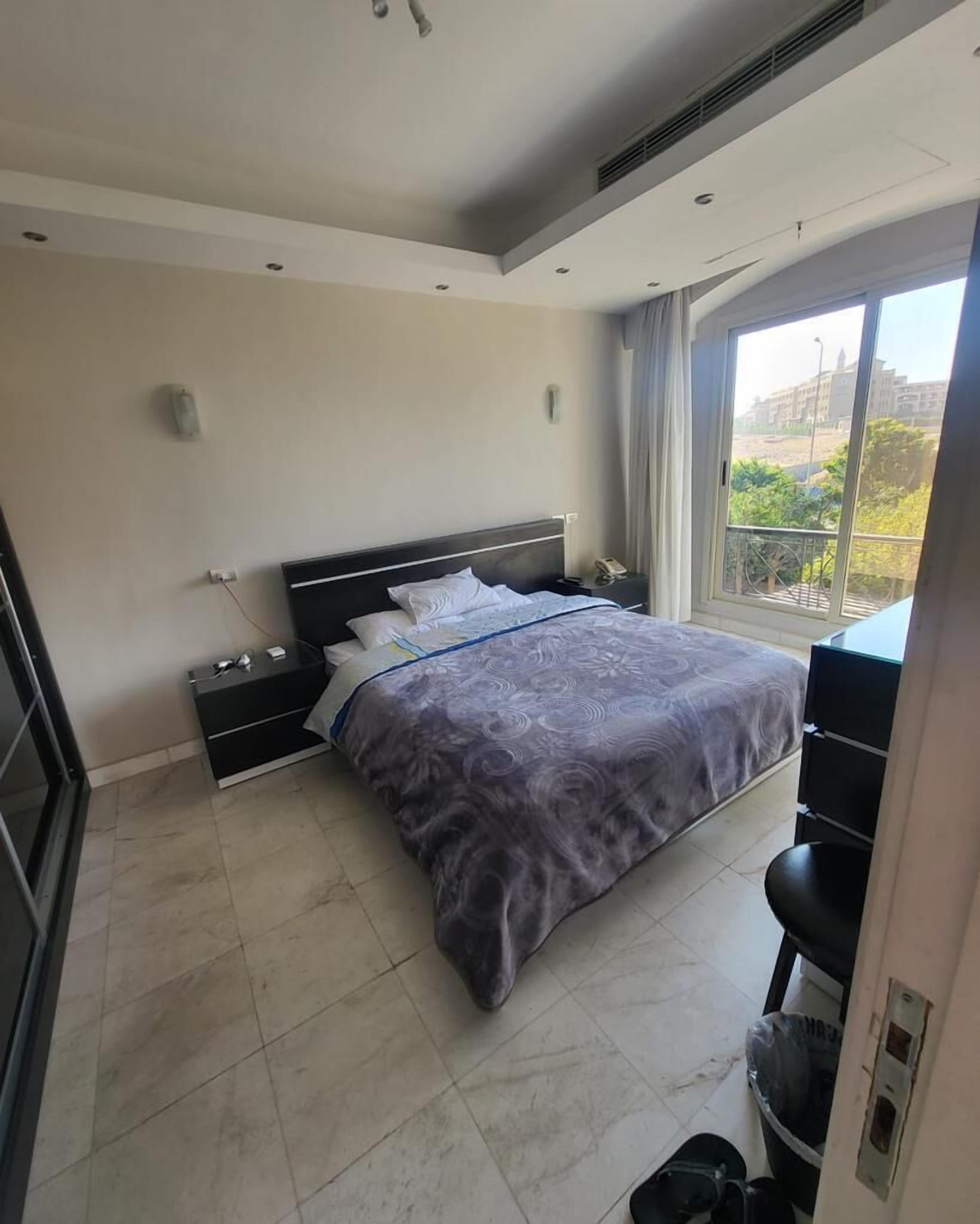 5 bedrooms, Egyptian cotton sheets, premium bedding, down duvets