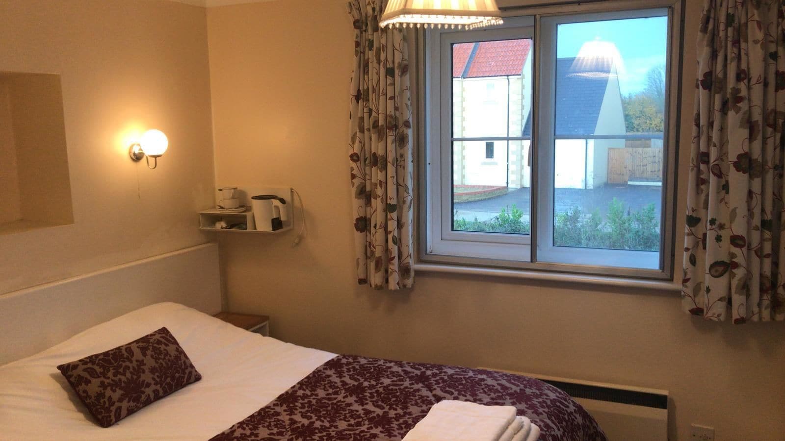 Bàn, bàn ủi/dụng cụ ủi quần áo, bộ trải giường 