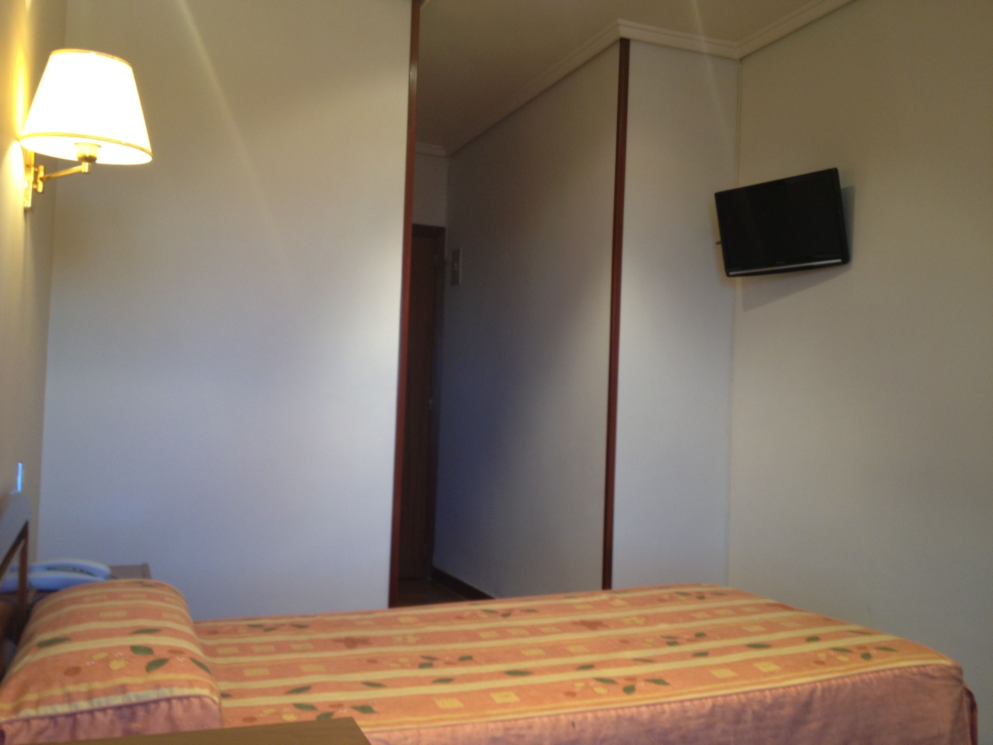 single room | blackout curtains, free wifi, bed sheets