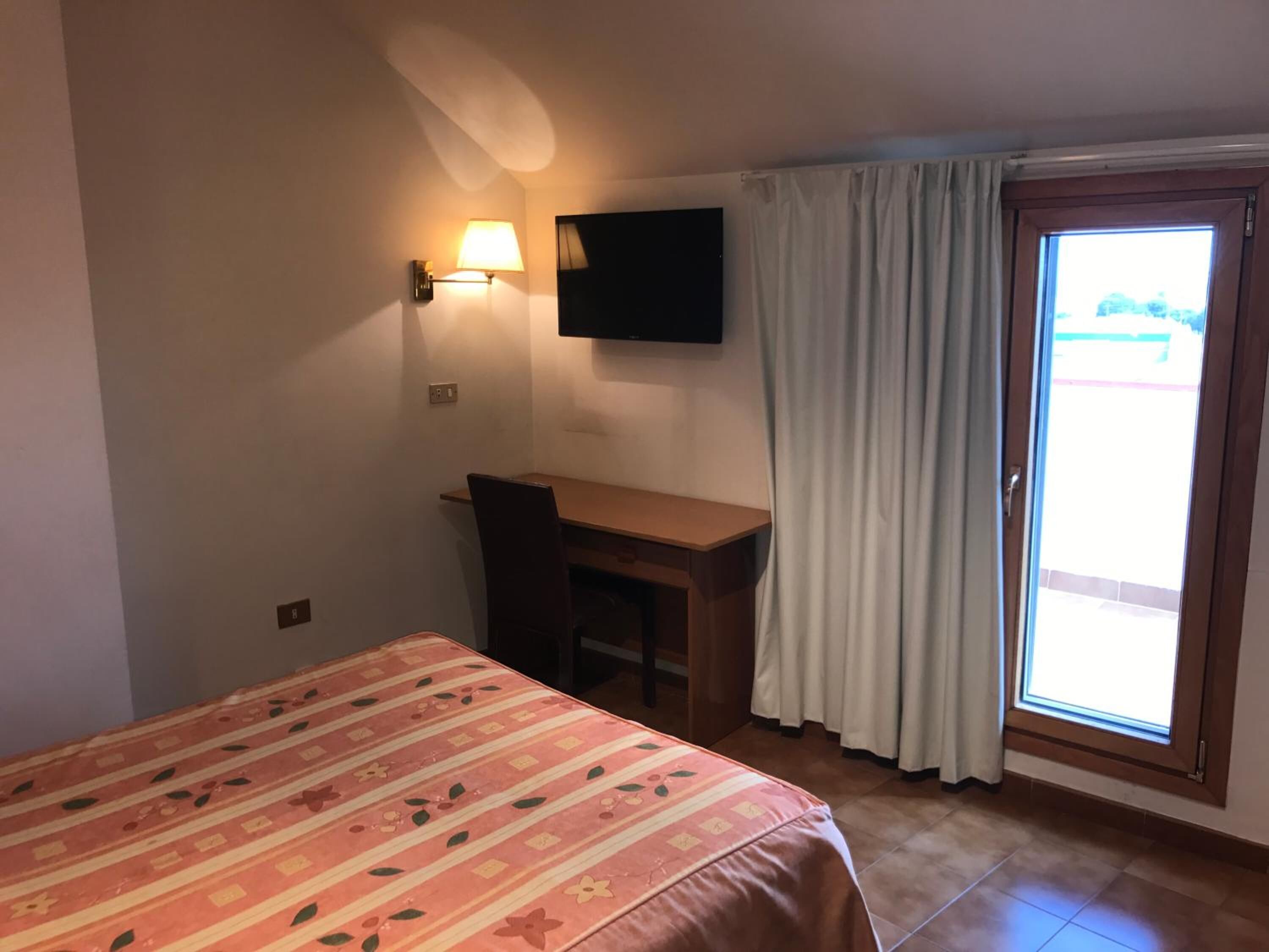 blackout curtains, free wifi, bed sheets