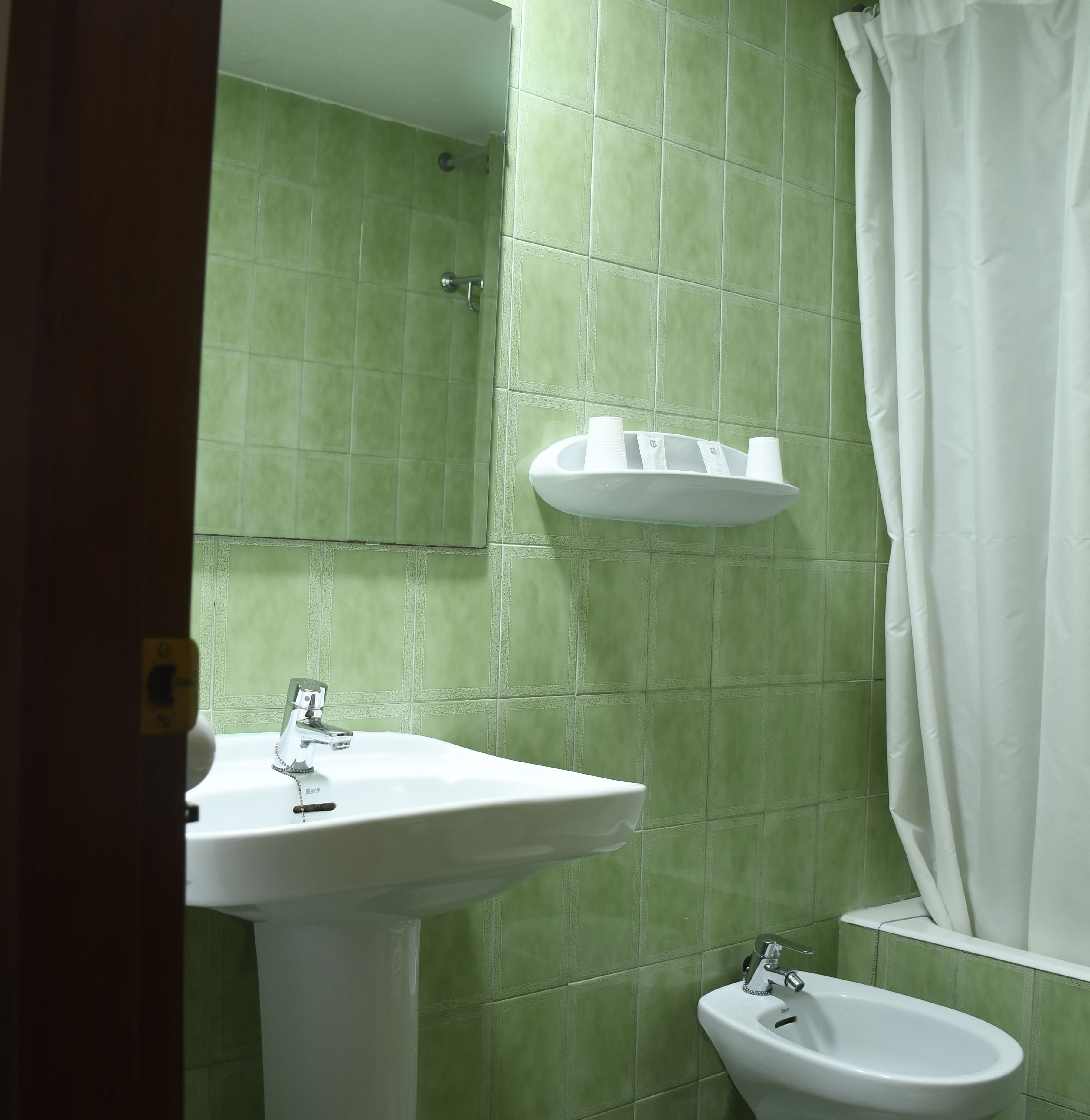 single room | bathroom | bathtub, free toiletries, hair dryer, bidet