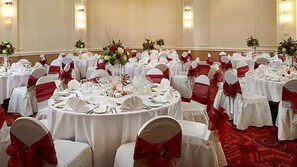 Se sirven desayunos, comidas, cenas y cocina local e internacional 