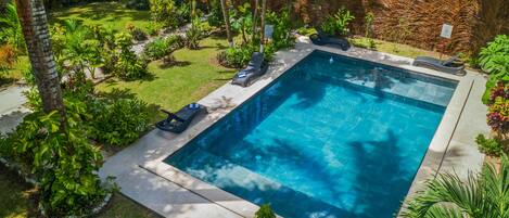 Ulkouima-allas, aurinkotuoleja