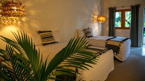 Ein Schlafzimmer mit einem Bett, Kissen und einer Hängelampe.