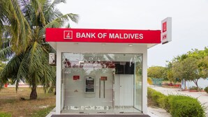 Un edifici modern amb un cartell vermell que diu "Bank of Maldives".