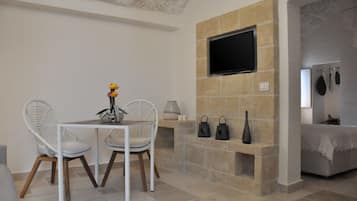 Suíte superluxo, vista para o pátio (Poseidonia) | 1 quarto, lençóis italianos Frette, roupas de cama premium