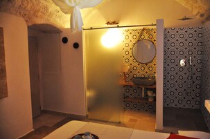 Suite monolocale Romantica (Alcova) | Bagno | Set di cortesia firmato, asciugacapelli, asciugamani