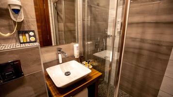 Douche, articles de toilette gratuits, sĂšche-cheveux, chaussons
