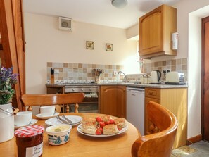 ChaumiÚre | Cuisine privée | Chaise haute, vaisselle et ustensiles