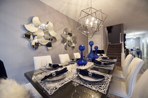 Maison, Plusieurs lits | Repas dans la chambre