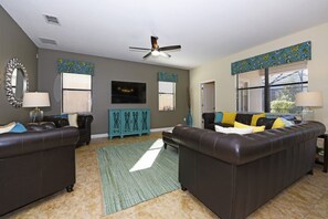 House, 6 Bedrooms | Living area