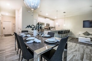 Townhome, 4 Bedrooms | In-room dining
