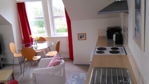 Fridge, oven, stovetop, electric kettle - The Garden Apartment (St. Andrews)