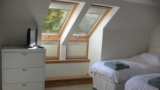 Blackout curtains, free WiFi, bed sheets - The Garden Apartment (St. Andrews)