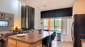 House, 6 Bedrooms | Living area