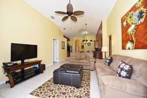 House, 5 Bedrooms | Living area