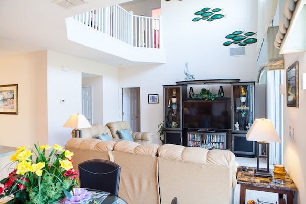 House, 6 Bedrooms | Living area