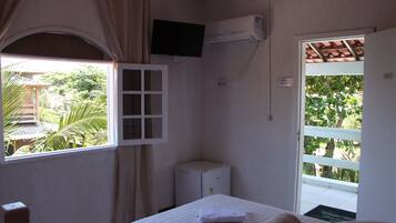 Quarto casal standard | Frigobar, cortinas blackout, ferros/tábuas de passar roupa