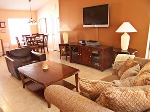 House, 4 Bedrooms | Living area