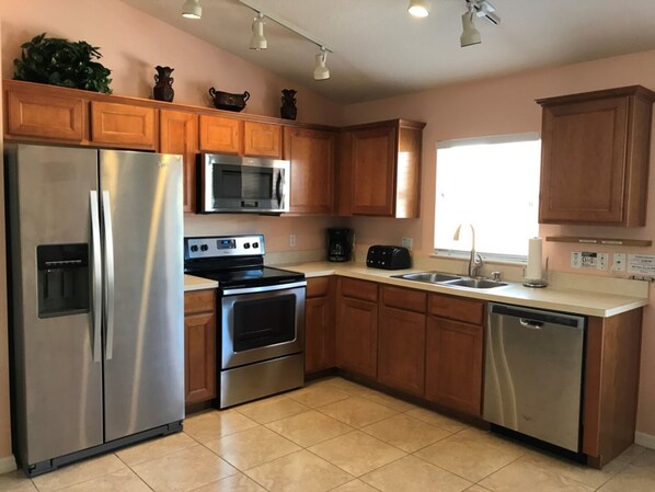 House, 4 Bedrooms | Private kitchen