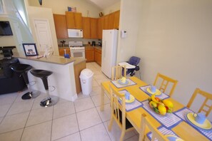 House, 6 Bedrooms | In-room dining