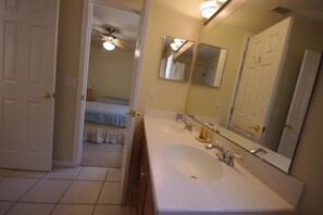 House, 6 Bedrooms | Bathroom