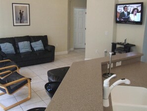 House, 6 Bedrooms | Living area