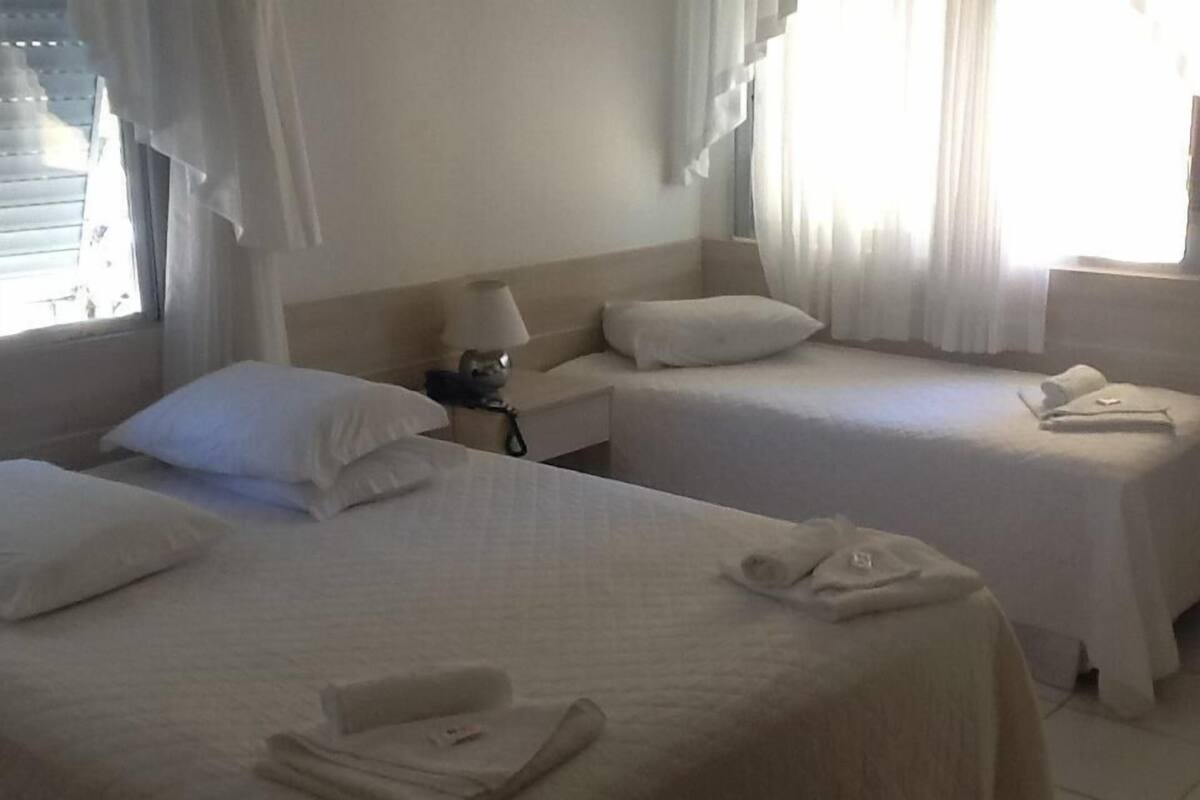 Apartemen Deluks, 1 Tempat Tidur Double, Bebas Asap Rokok | Minibar, brankas, tirai kedap cahaya, dan setrika/meja setrika