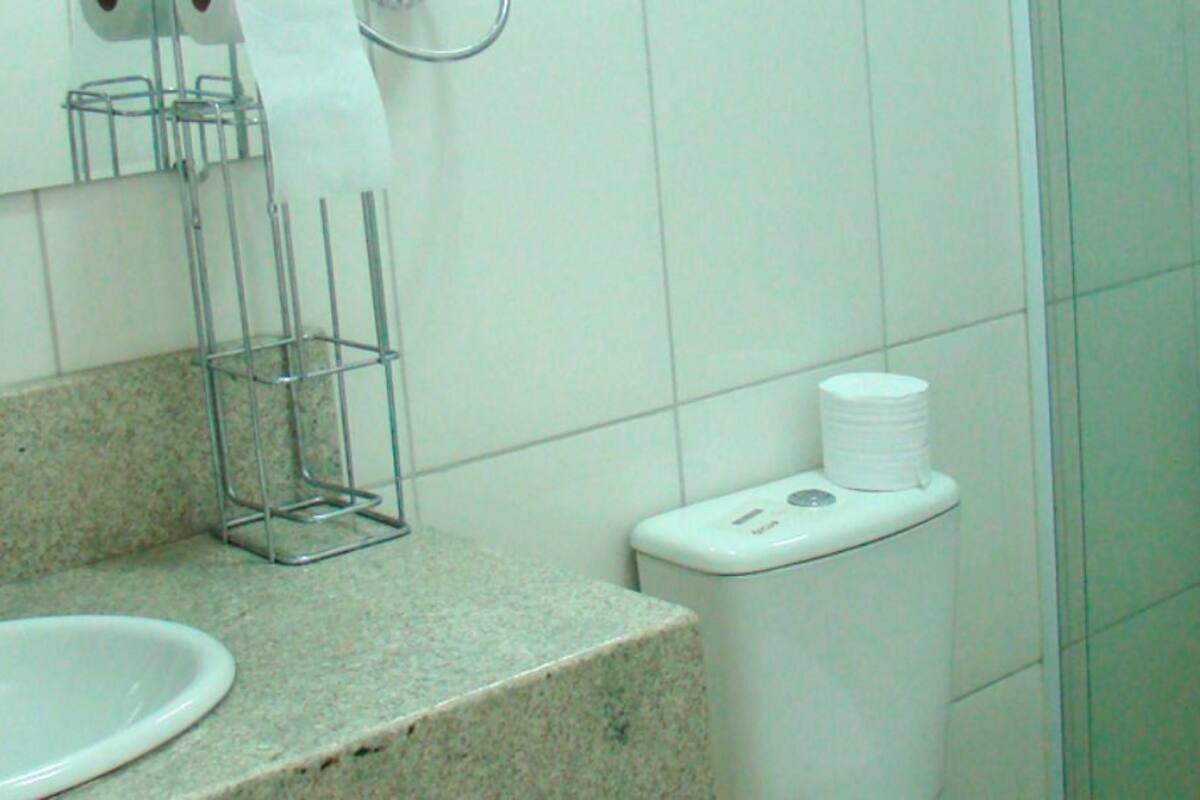 deluxe apartment, non smoking | bathroom | free toiletries, hair dryer, towels