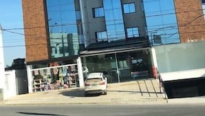 Un edificio moderno con fachada de vidrio y dos secciones verticales destacadas.