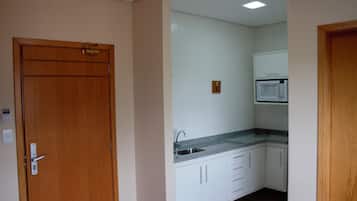 Quarto triplo executivo, 1 cama de casal e sofá-cama, para não fumantes | Cozinha privada | Micro-ondas, talheres/pratos/utensílios de cozinha