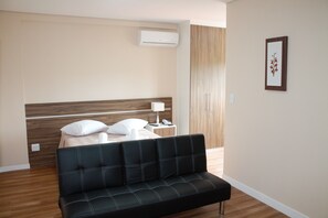 Habitació familiar, no fumadors | Minibar, caixa forta a l'habitació, escriptori i cortines opaques 