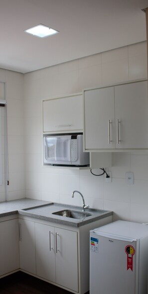 Quarto casal standard, 1 cama de casal, para não fumantes | Cozinha privada | Micro-ondas, talheres/pratos/utensílios de cozinha