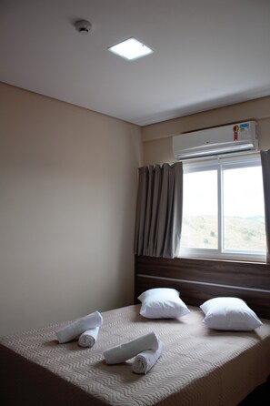 Quarto casal standard, 1 cama de casal, para não fumantes | Frigobar, cofres nos quartos, escrivaninha, cortinas blackout