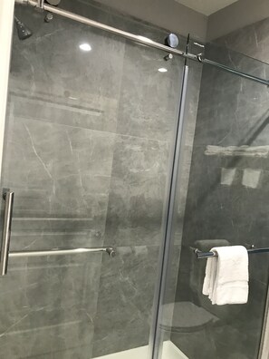 Dusche im Bad