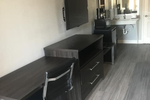 Deluxe Single Room, 1 King Bed, Accessible, Non Smoking | Room amenity