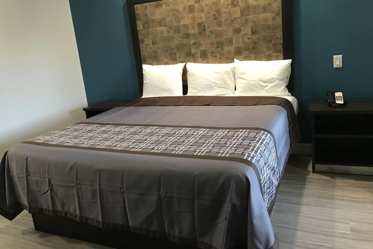 Habitación individual Deluxe, 1 cama King size, para no fumadores | Escritorio, cortinas blackout y tabla de planchar con plancha 