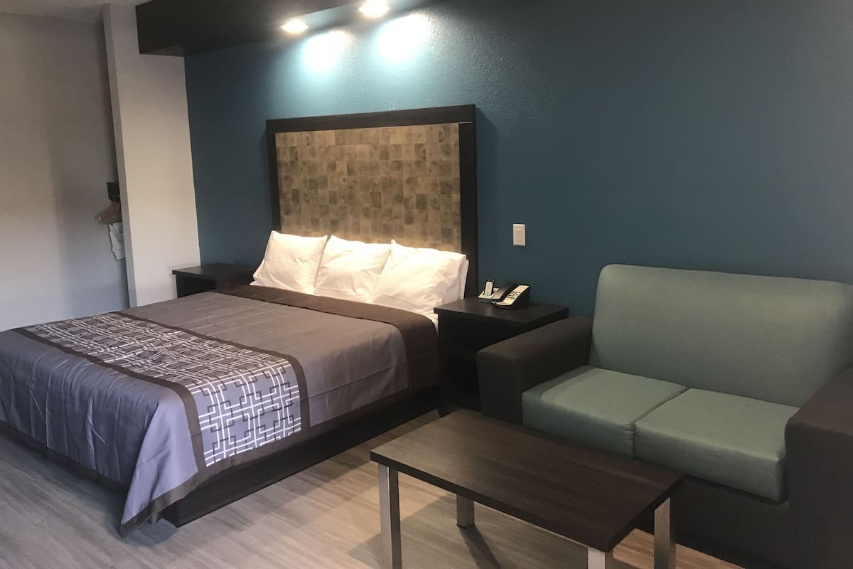 Habitación individual Deluxe, 1 cama King size, con acceso para personas discapacitadas | Escritorio, cortinas blackout y tabla de planchar con plancha 