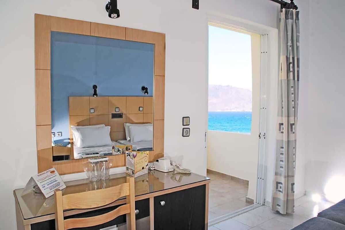 Een minibar, een kluis op de kamer, een bureau, gratis wifi