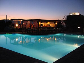 A poolside bar area with a sign reading "HORIZON HOTEL". - Ermioni Hotel (Apokoronas)