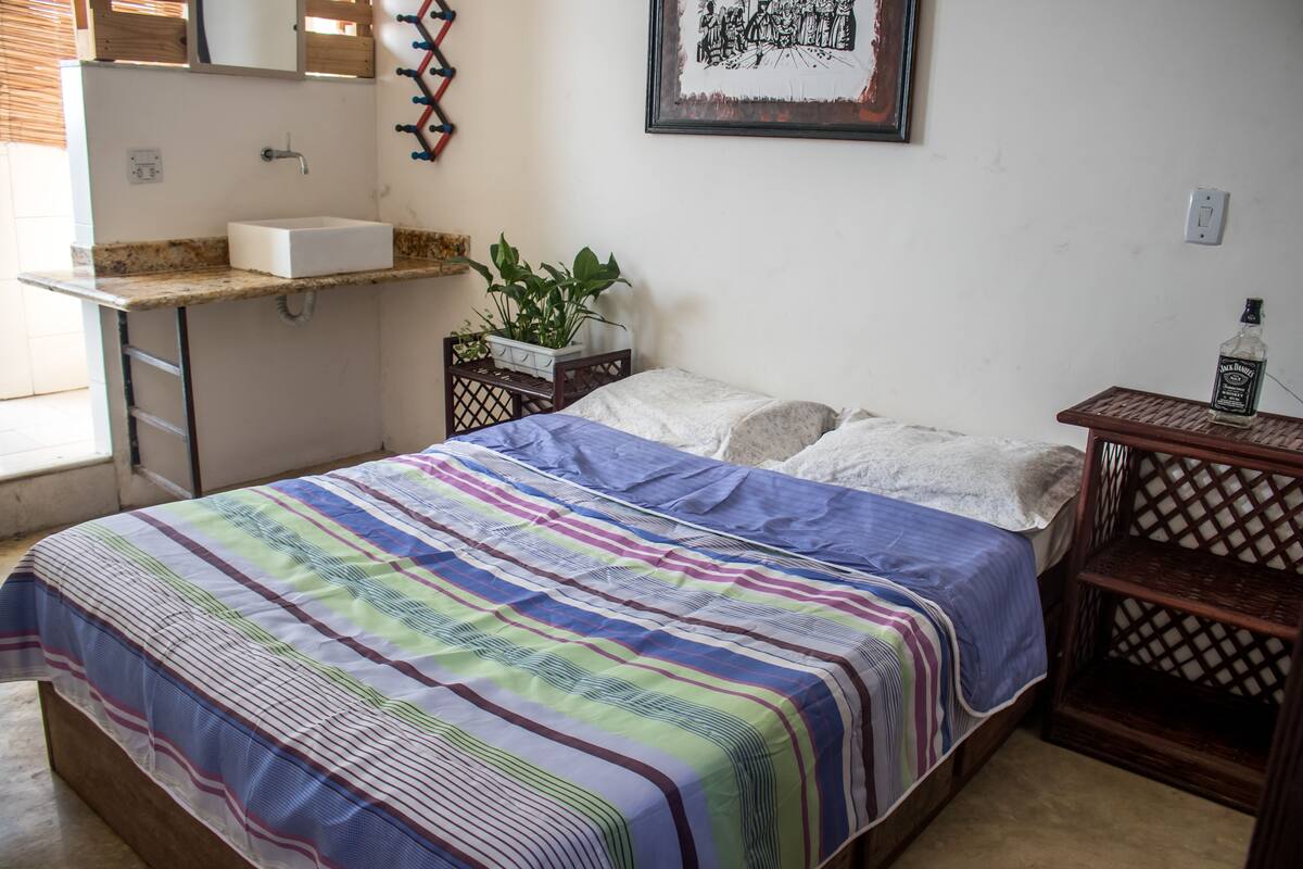 Iron/ironing board, free WiFi, bed sheets