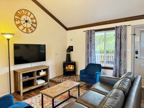 Willow Cottage - Cottage, 2 Bedrooms, Accessible, River View  | Living area - Bramblebank Cottages (Harrison Hot Springs)