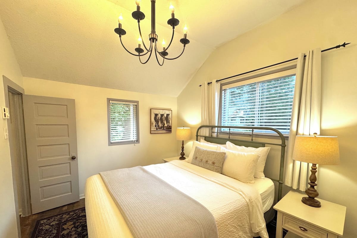 Cedar Cottage - Cottage, 2 Bedrooms, Kitchen, Mountain View | Hypo-allergenic bedding, individually decorated, individually furnished