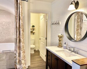 Sequoia Retreat - Suite, 1 Queen Bed, Jetted Tub, Courtyard View | Bathroom | Free toiletries, hair dryer, towels, soap