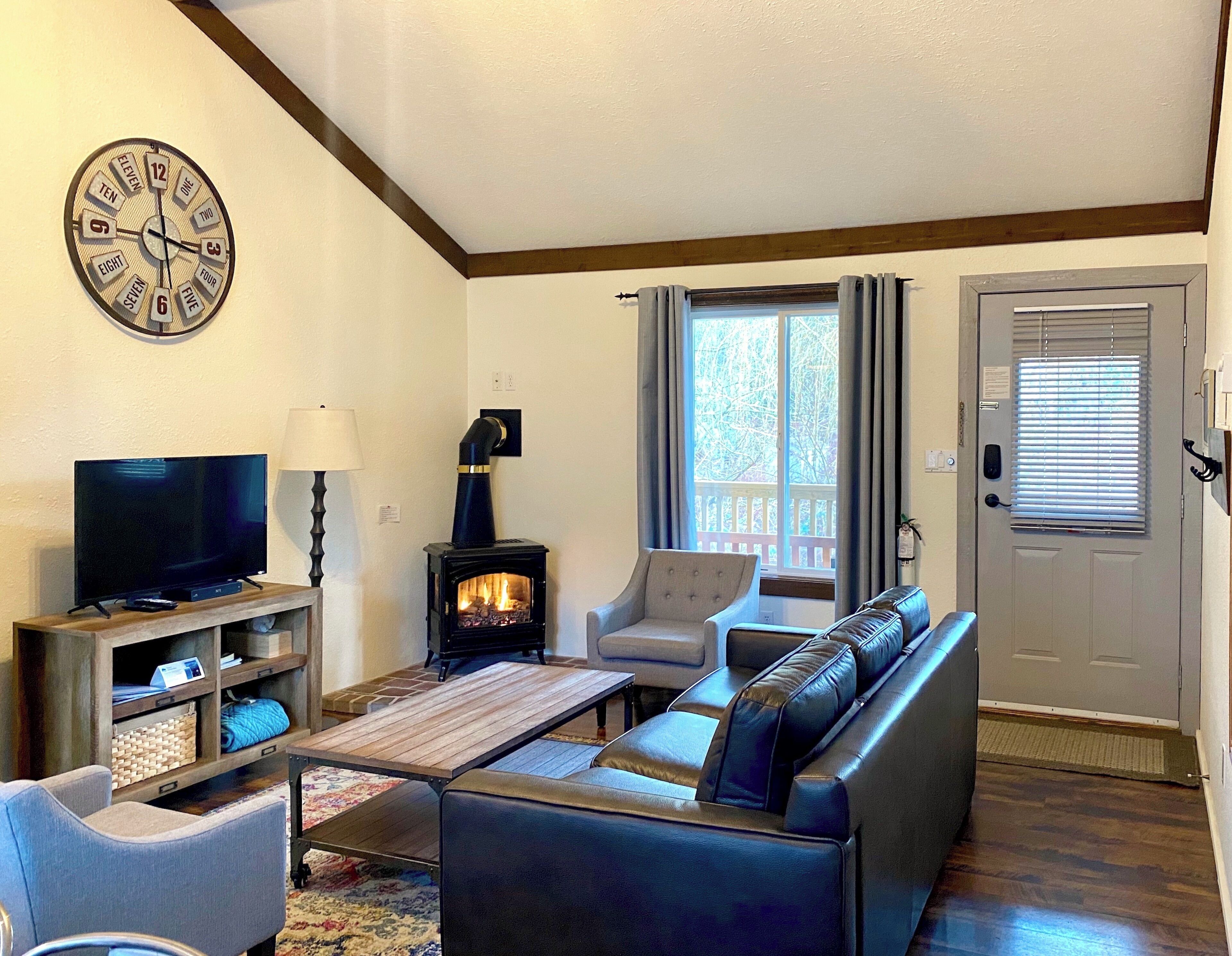 Heron's Perch - Cottage, 2 Bedrooms, Kitchenette, River View | Living area