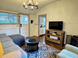 Cedar Cottage - Cottage, 2 Bedrooms, Kitchen, Mountain View  | Living area