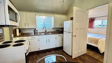 Cedar Cottage - Cottage, 2 Bedrooms, Kitchen, Mountain View | Private kitchen