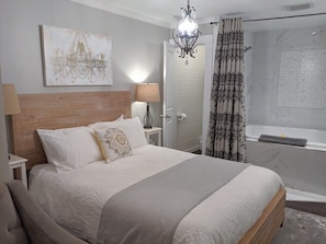 The Nest - 1 Queen Bed, Jetted Tub
