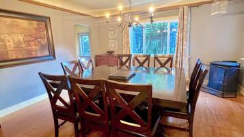 Maison Premier, 5 chambres | Repas dans la chambre